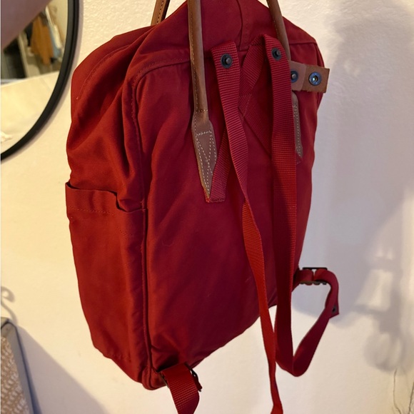 Fjallraven Kånken Backpack in Bordeaux with Tan Leather Handles - Picture 10 of 10